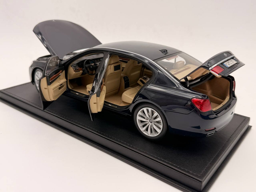 1:18  BMW 750Li (F02)  7-series  - Kyosho - Dealer Edition