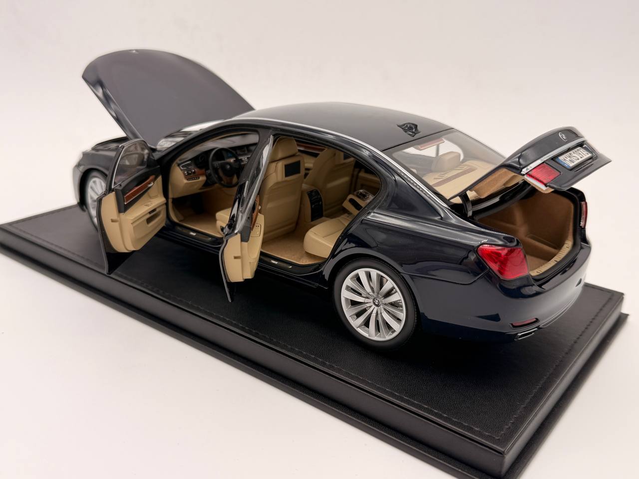 1:18  BMW 750Li (F02)  7-series  - Kyosho - Dealer Edition