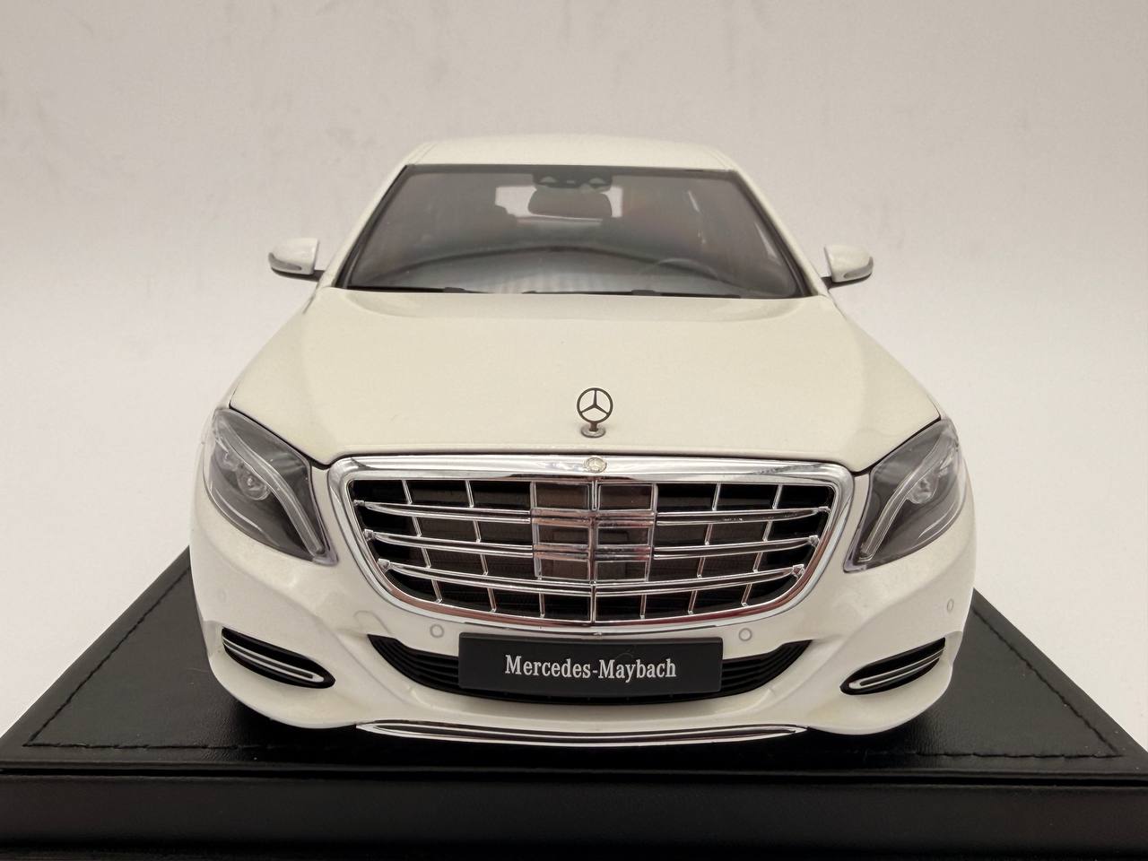 AutoArt Mercedes-Maybach S 600 Pullman (white) 1:18