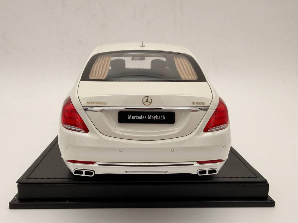 AutoArt Mercedes-Maybach S 600 Pullman (white) 1:18
