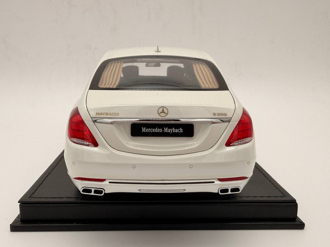AutoArt Mercedes-Maybach S 600 Pullman (white) 1:18