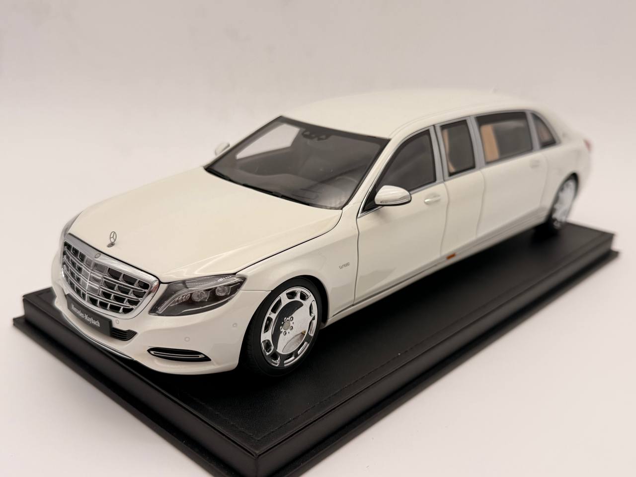 AutoArt Mercedes-Maybach S 600 Pullman (white) 1:18
