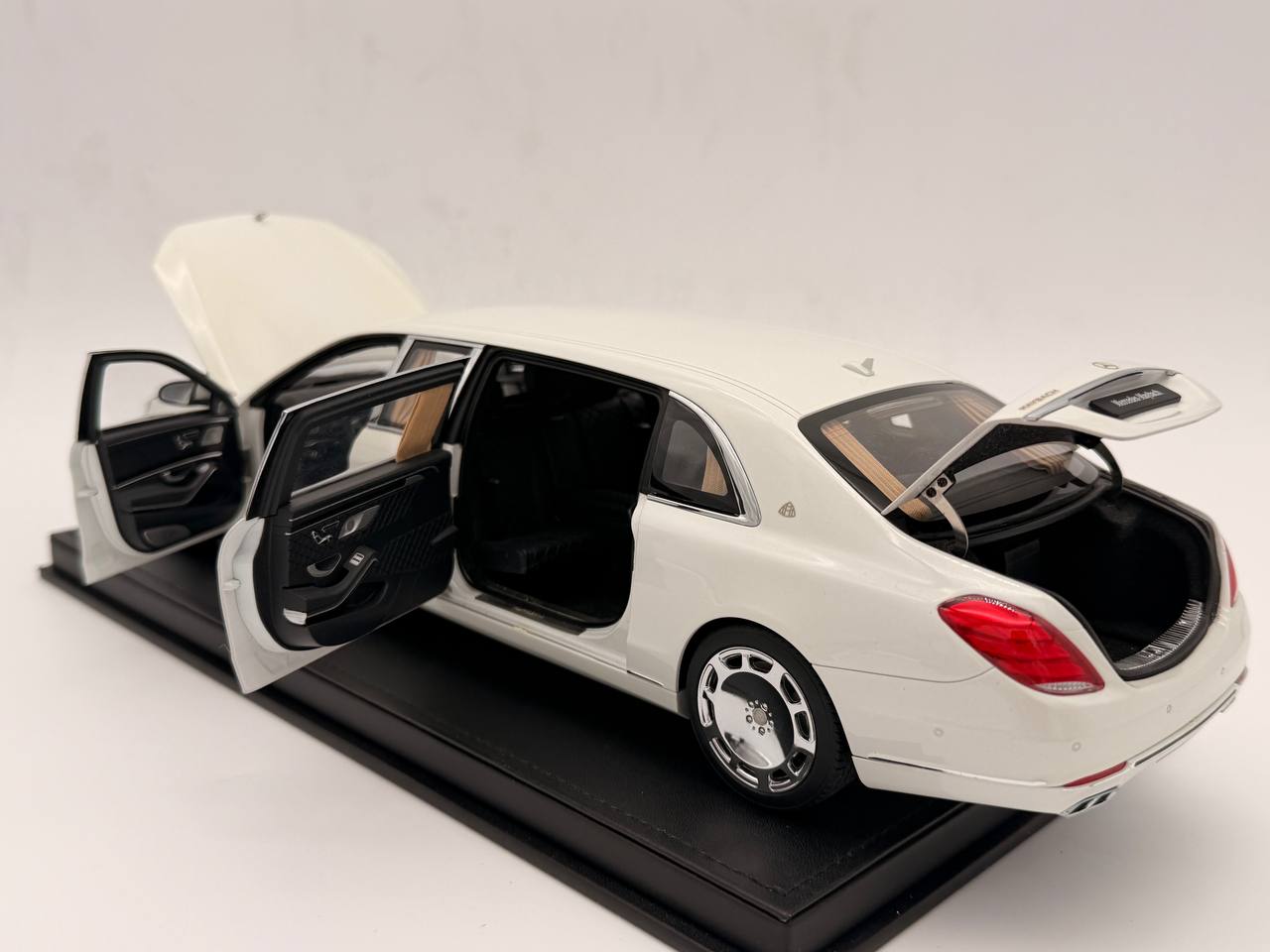 AutoArt Mercedes-Maybach S 600 Pullman (white) 1:18