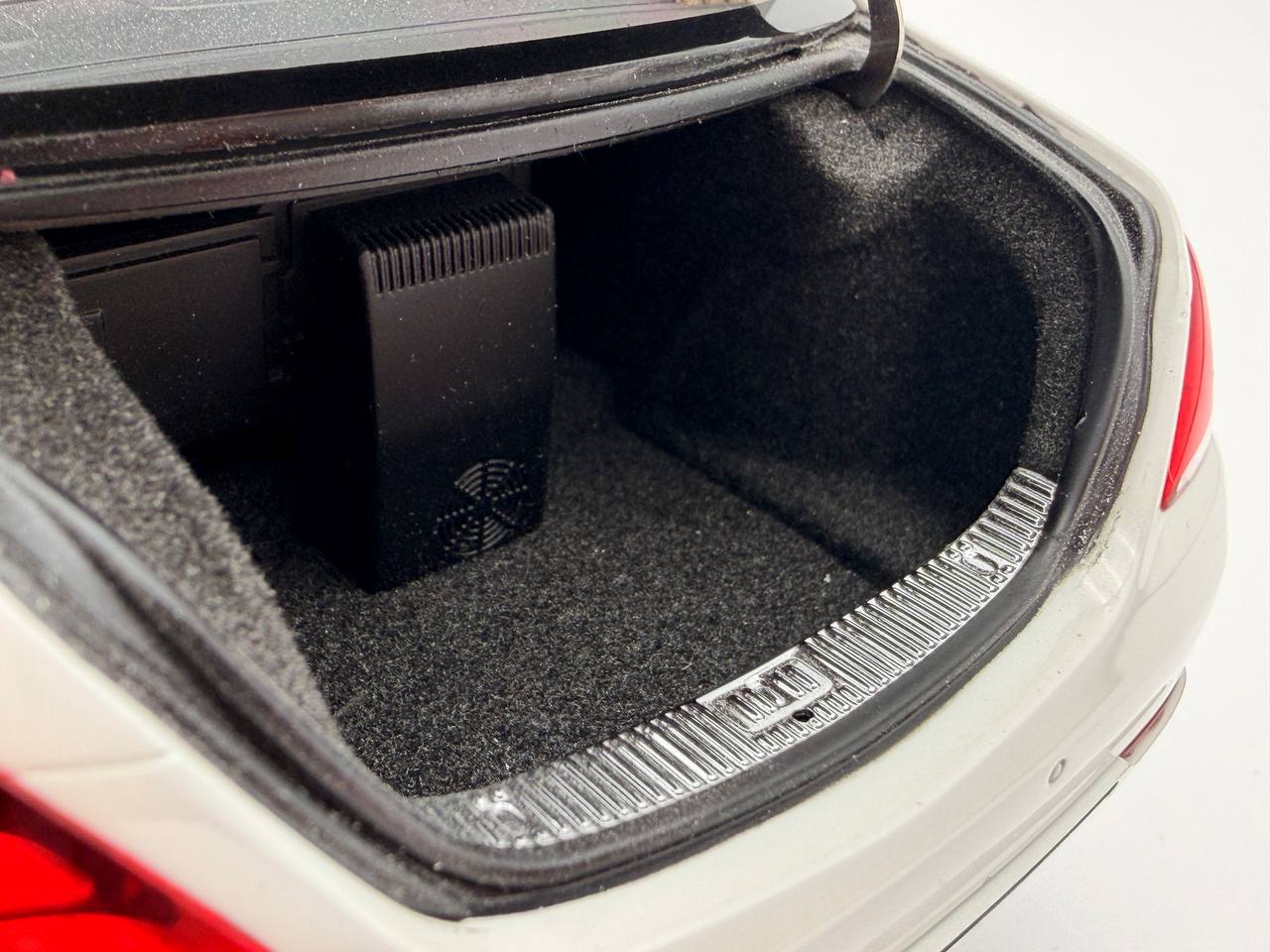 AutoArt Mercedes-Maybach S 600 Pullman (white) 1:18