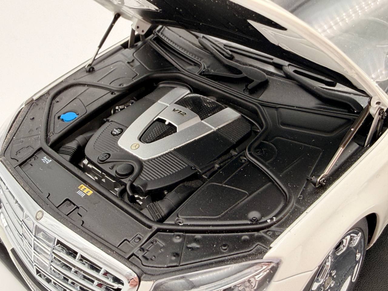 AutoArt Mercedes-Maybach S 600 Pullman (white) 1:18