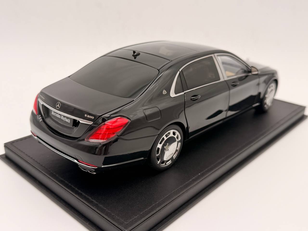 AUTOart Mercedes Maybach 1:18 S Class S600  Black 76293