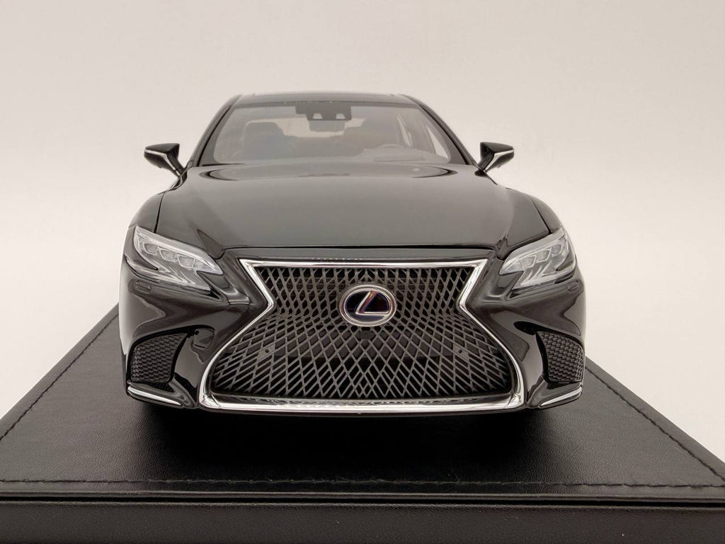 Lexus LS500h 2018 – Schwarz Maßstab 1:18 von AUTOart
