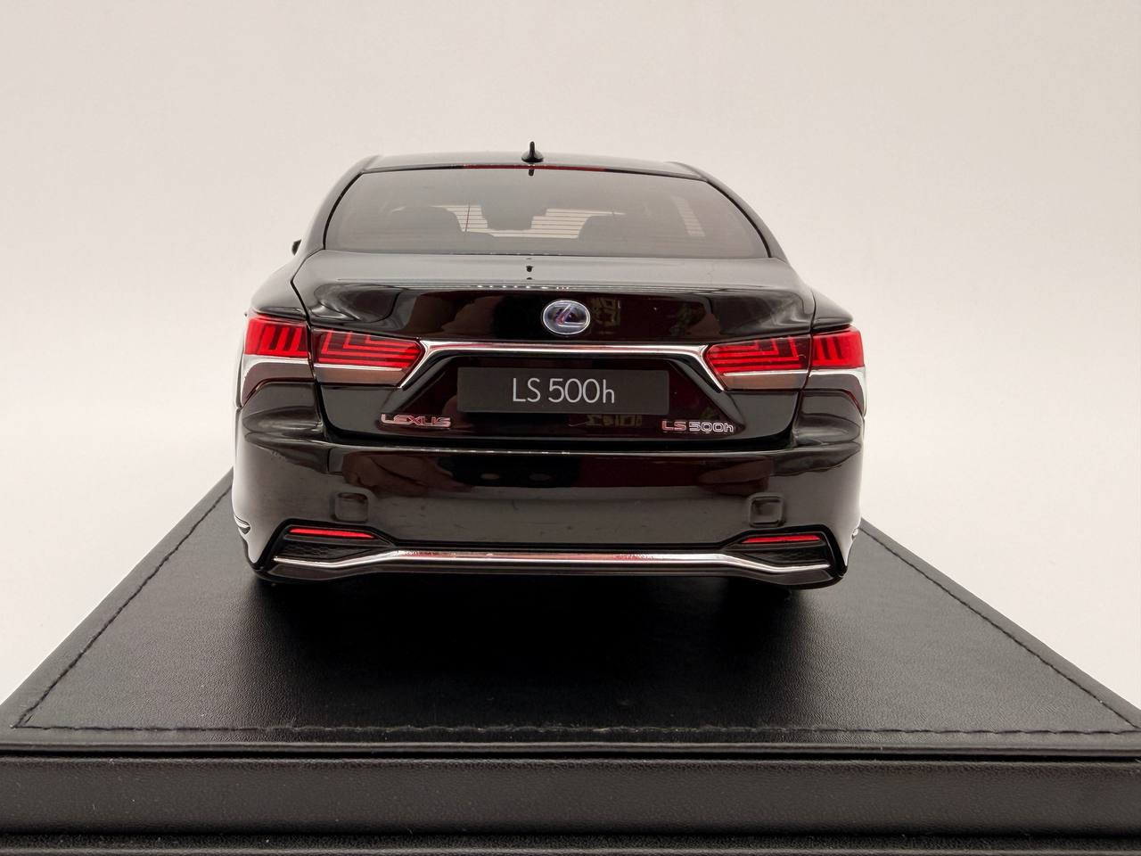 Lexus LS500h 2018 – Schwarz Maßstab 1:18 von AUTOart