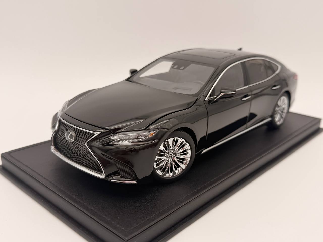 Lexus LS500h 2018 – Schwarz Maßstab 1:18 von AUTOart