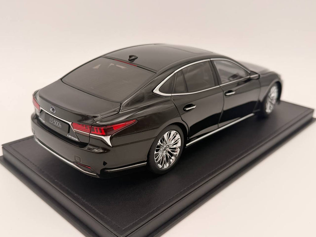 Lexus LS500h 2018 – Schwarz Maßstab 1:18 von AUTOart