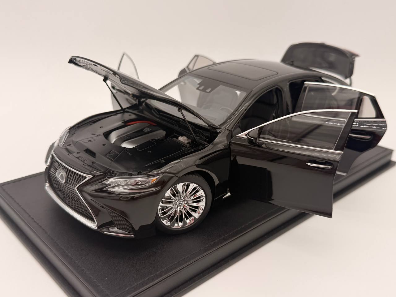 Lexus LS500h 2018 – Schwarz Maßstab 1:18 von AUTOart