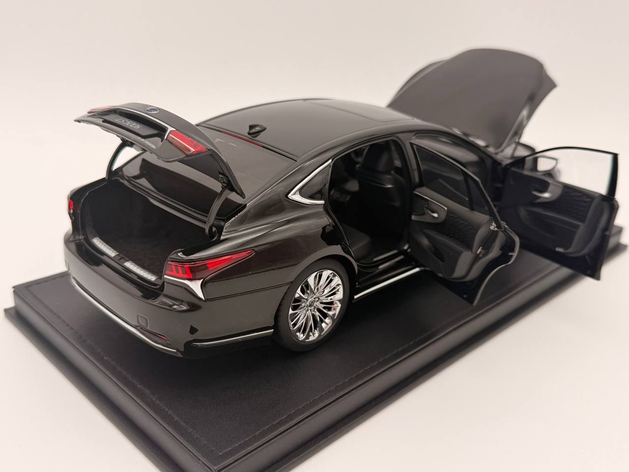 Lexus LS500h 2018 – Schwarz Maßstab 1:18 von AUTOart