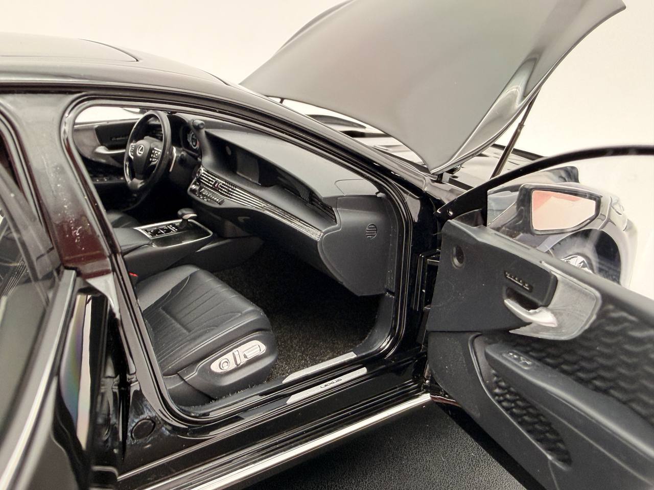 Lexus LS500h 2018 – Schwarz Maßstab 1:18 von AUTOart