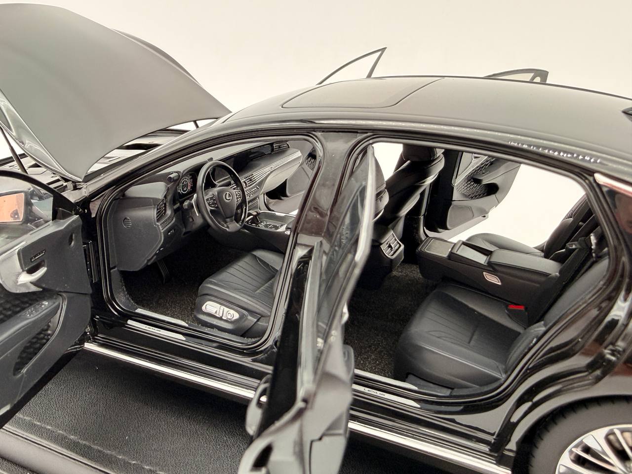 Lexus LS500h 2018 – Schwarz Maßstab 1:18 von AUTOart
