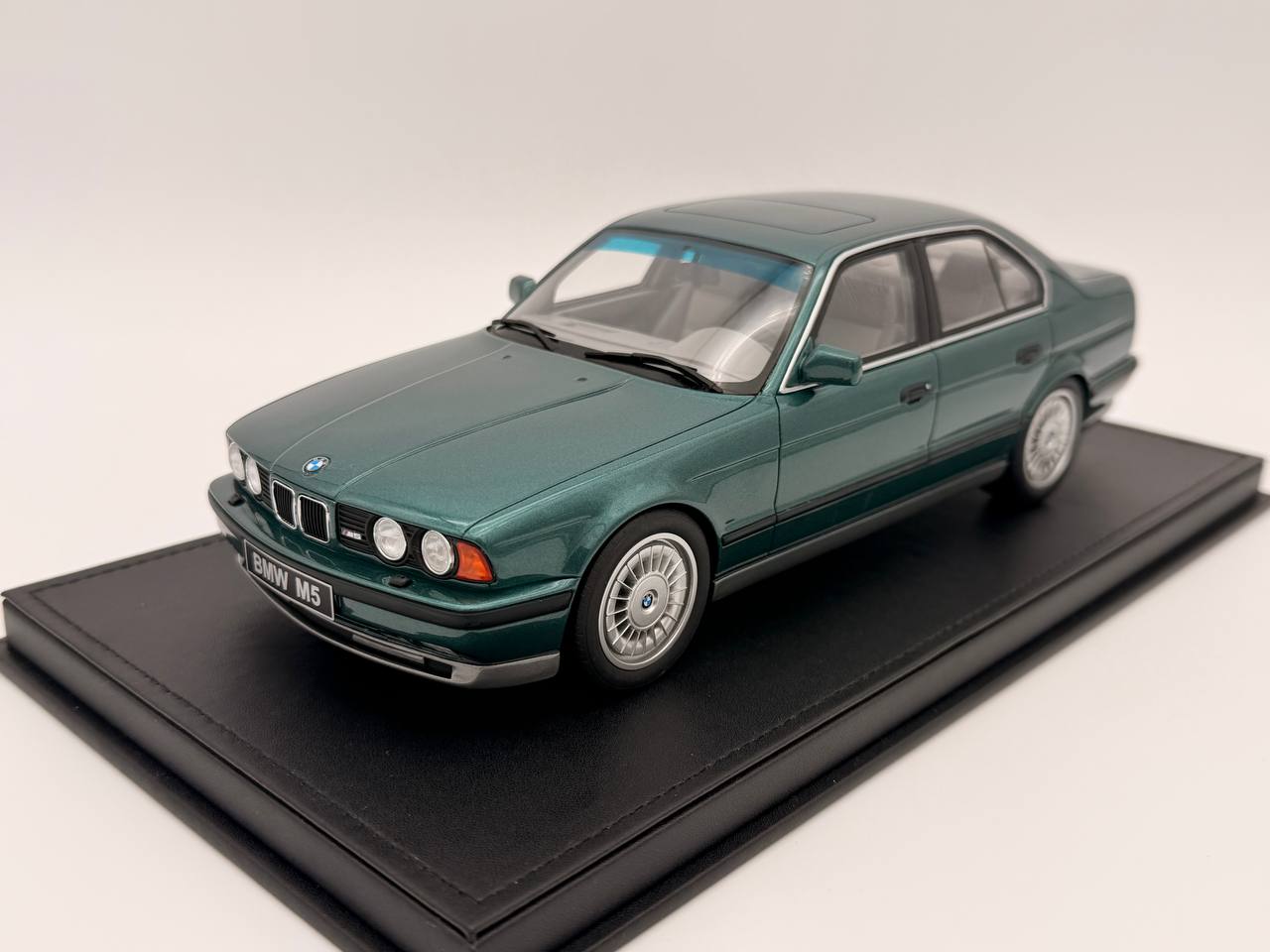 BMW M5 Touring (E34 Phase I) 1991 – Grün Maßstab 1:18 von OTTOmobile