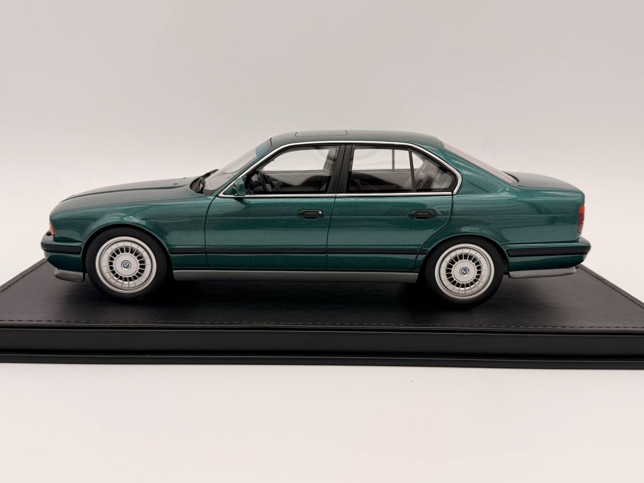 BMW M5 Touring (E34 Phase I) 1991 – Grün Maßstab 1:18 von OTTOmobile