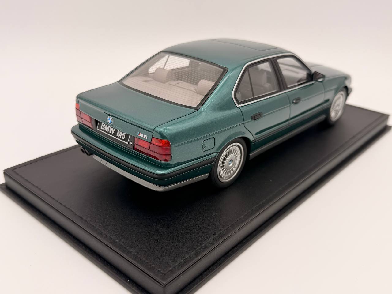 BMW M5 Touring (E34 Phase I) 1991 – Grün Maßstab 1:18 von OTTOmobile