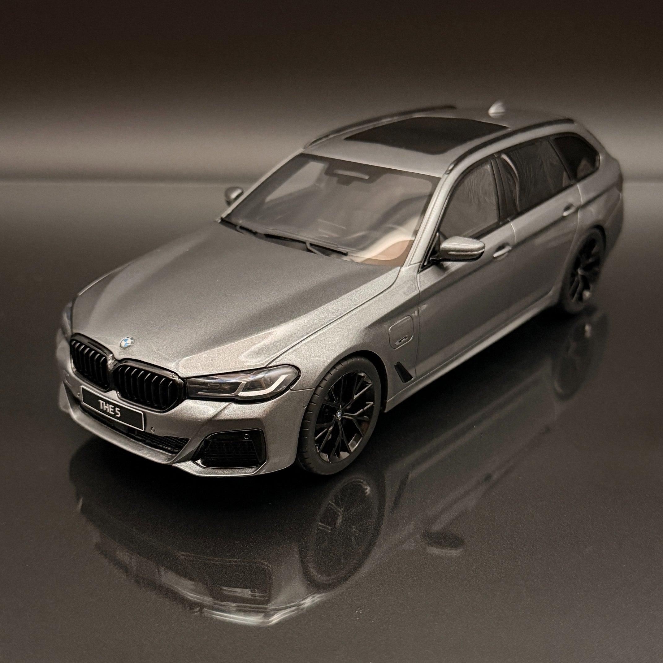 BMW 530e Touring G31 M Sport 1:18 GT Spirit GT485 2023 Grey Luxury Model