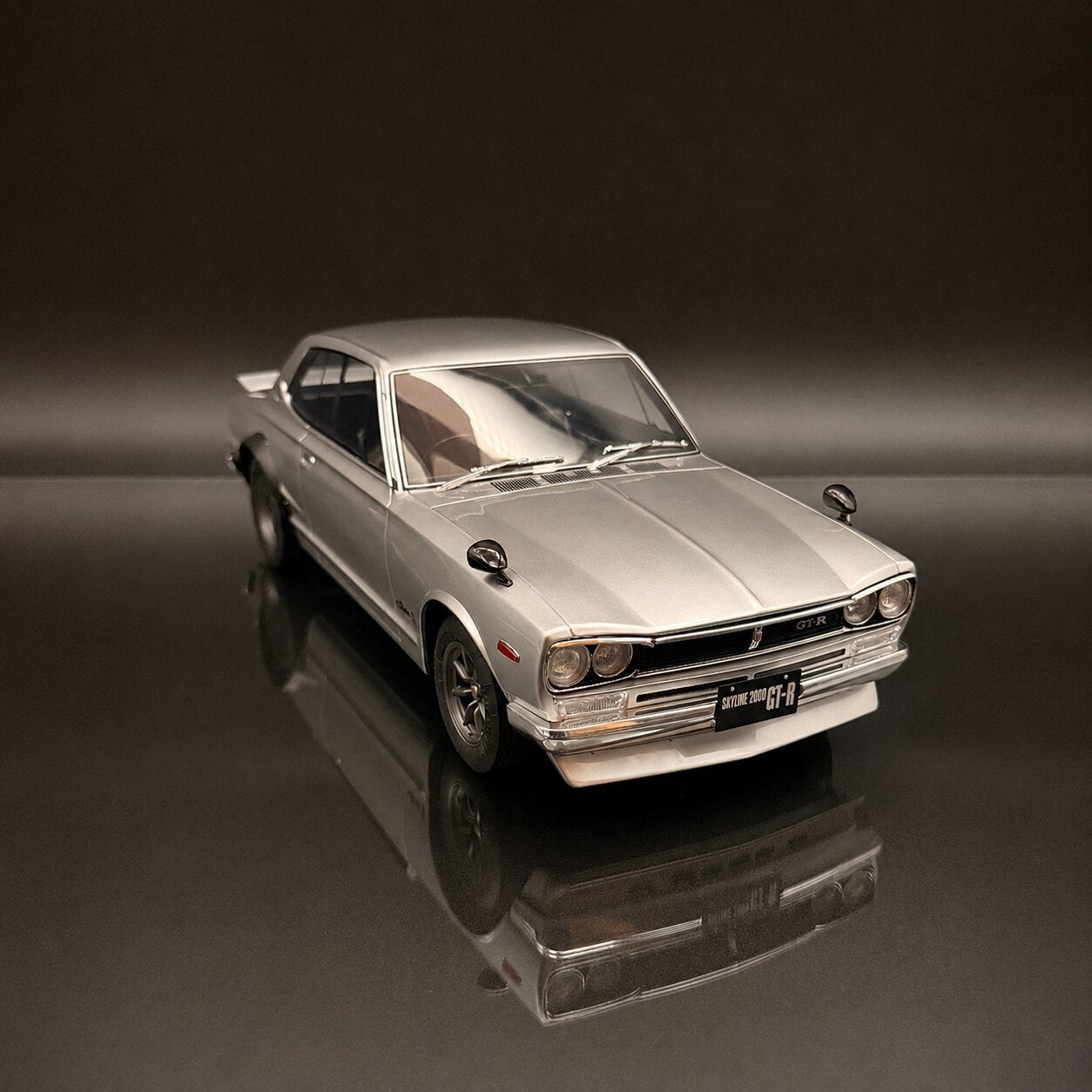 Nissan Skyline 2000 GT-R (KPGC10) 1971 – Plateado Escala 1:12 de OTTOmobile