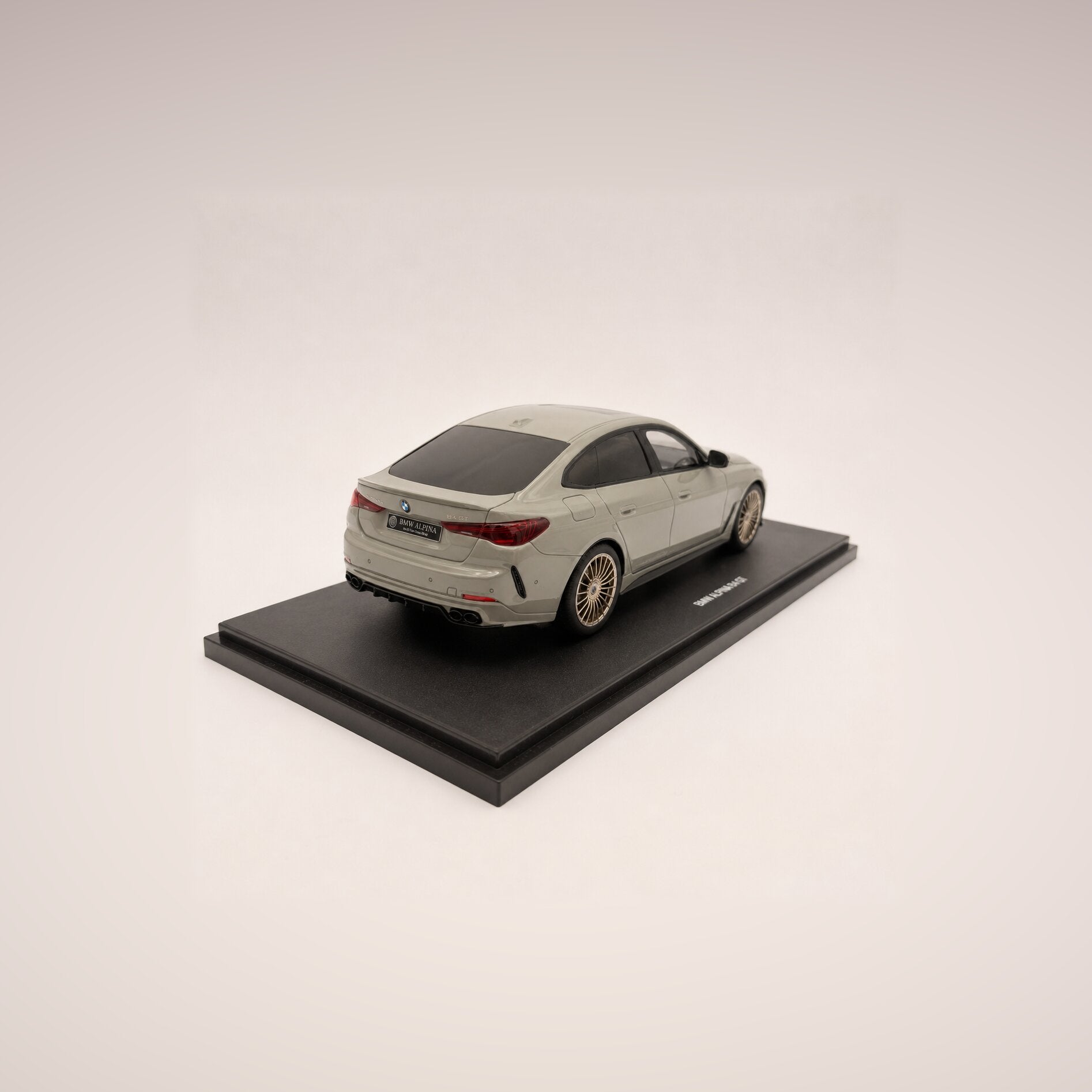 BMW Alpina B4 Gran Coupé (G26) – Gris Fashion Escala 1:18 de GT Spirit