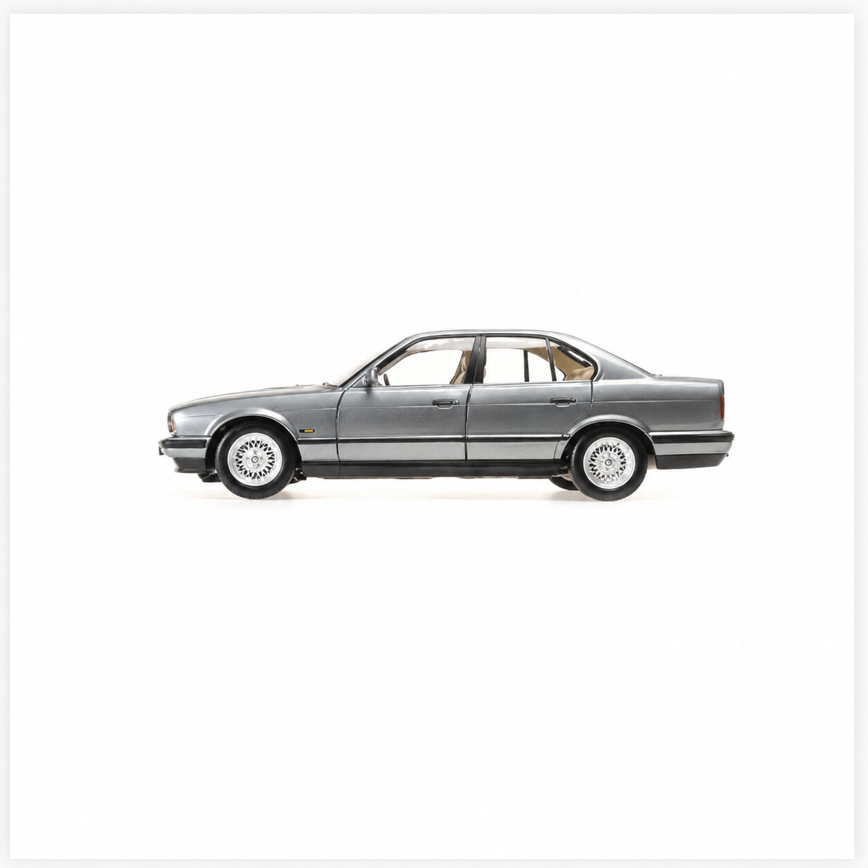 BMW 535i (E34) Gris Metalizado Modelo a Escala 1:18 de Minichamps