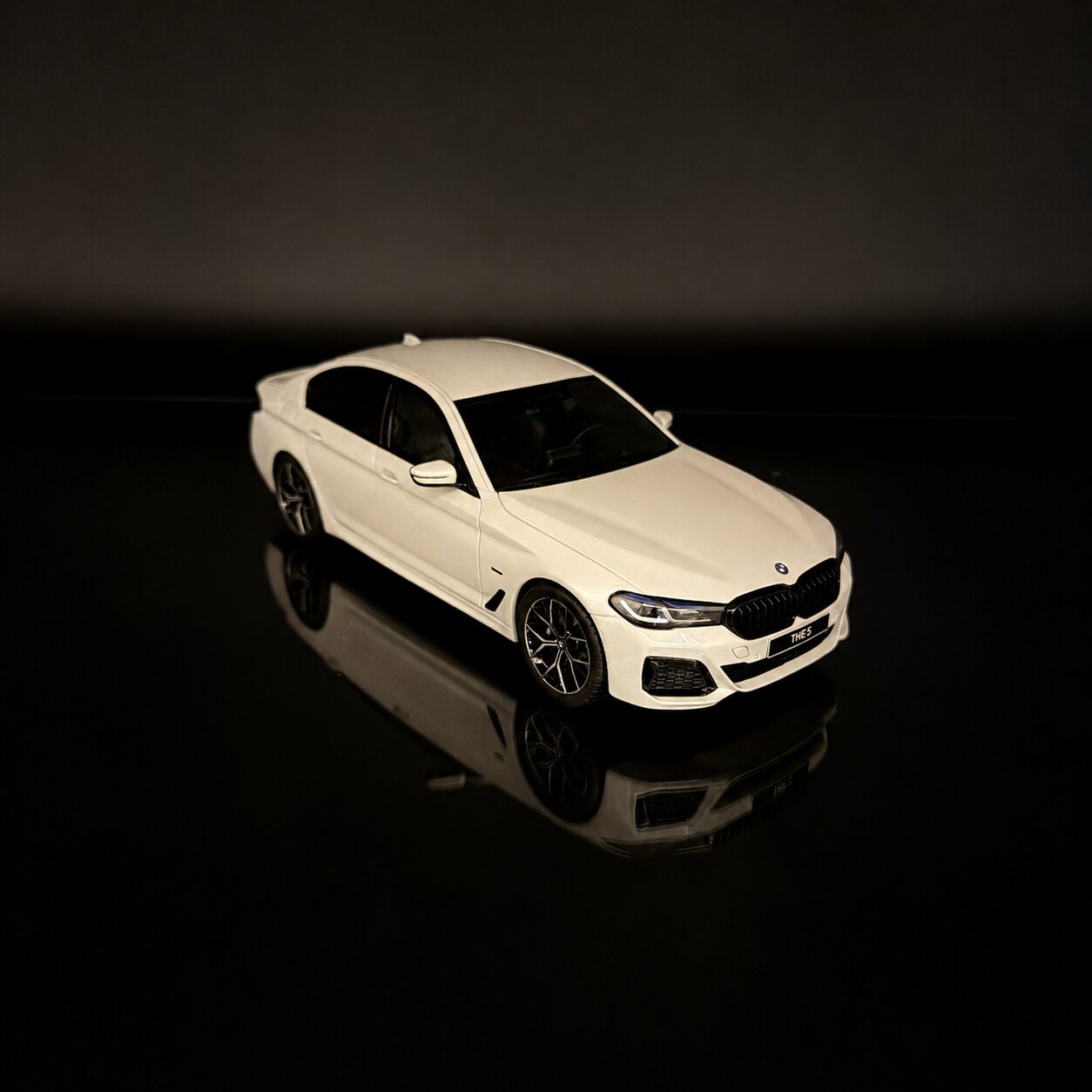 BMW 545e xDrive M Sport (G30) 2023 – Blanco Escala 1:18 de GT Spirit