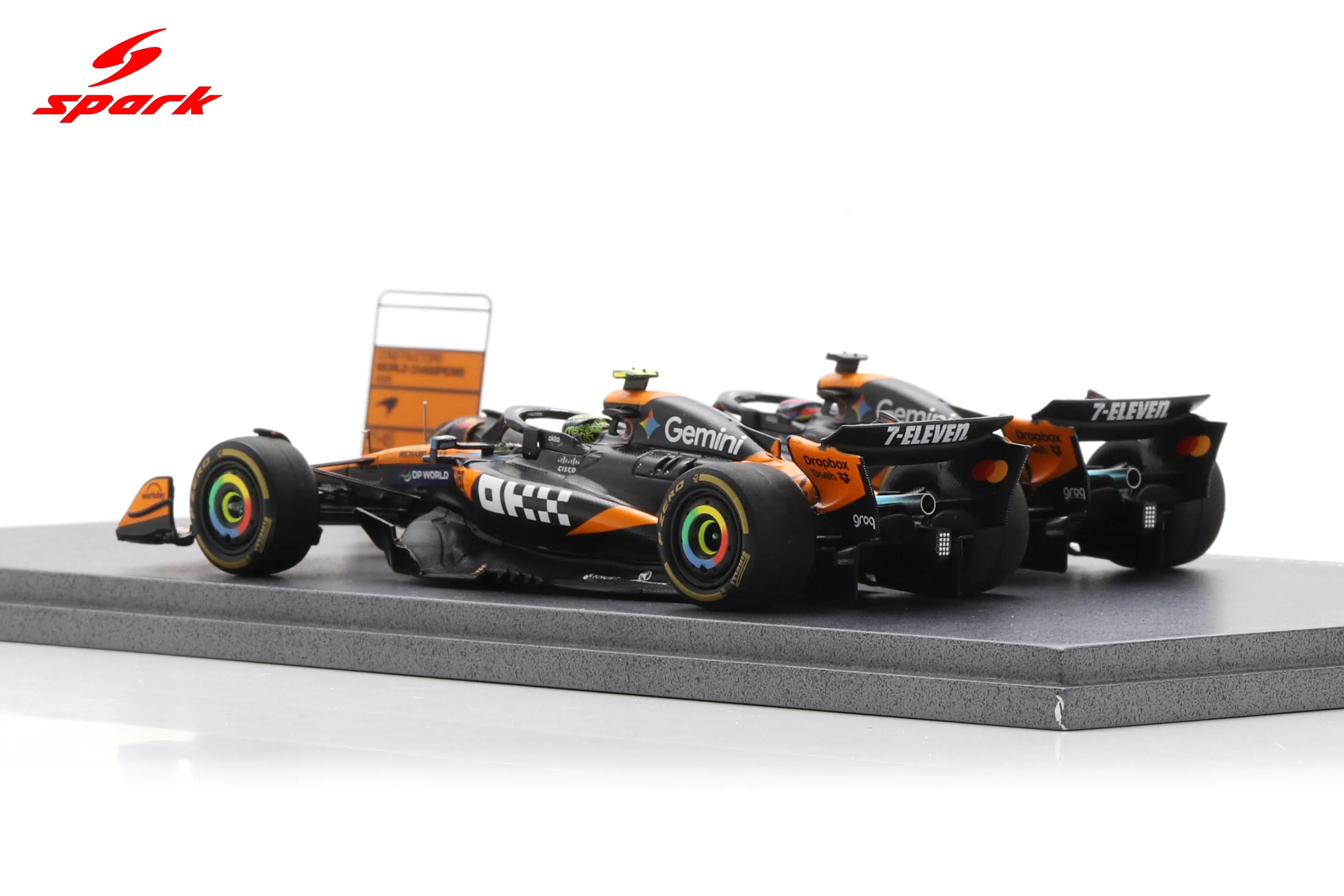 McLaren MCL39 #4 és #81 – a 2025-ös Formula–1 konstruktőri bajnoka – Lando Norris és Oscar Piastri