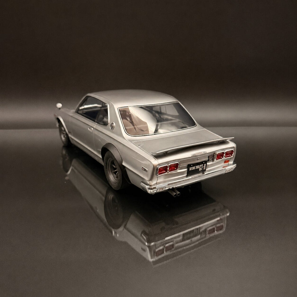 Nissan Skyline 2000 GT-R (KPGC10) 1971 – Plateado Escala 1:12 de OTTOmobile