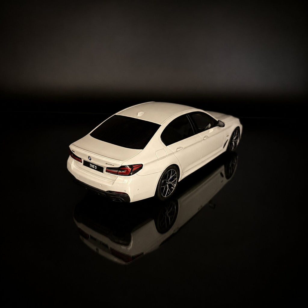 BMW 545e xDrive M Sport (G30) 2023 – Blanco Escala 1:18 de GT Spirit