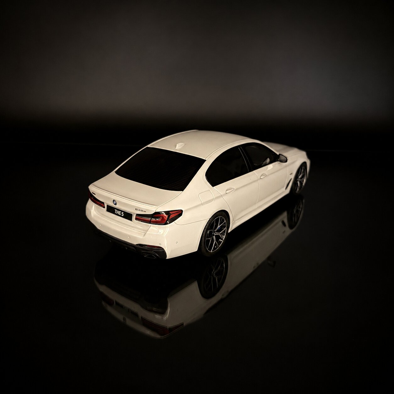 BMW 545e xDrive M Sport (G30) 2023 – Blanco Escala 1:18 de GT Spirit