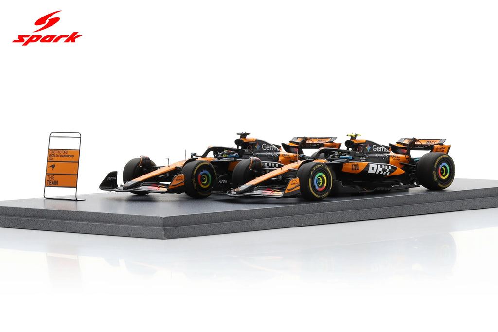 McLaren MCL39 #4 и #81 Формула 1 шампион на конструкторите за 2025 г. – Ландо Норис и Оскар Пиастри