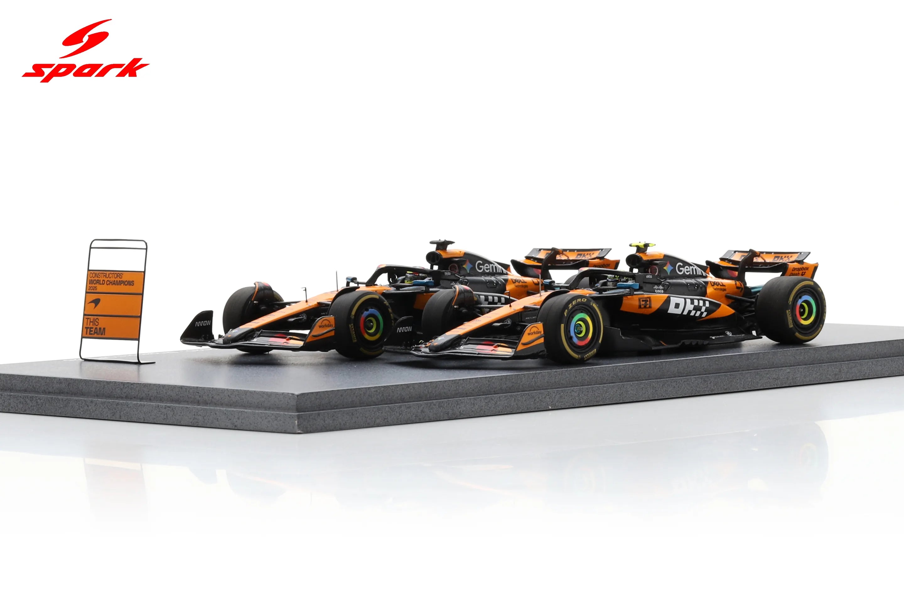 McLaren MCL39 #4 и #81 Формула 1 шампион на конструкторите за 2025 г. – Ландо Норис и Оскар Пиастри