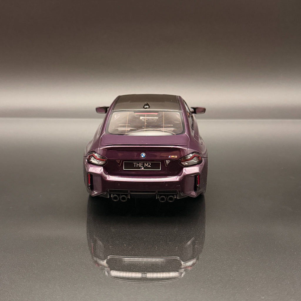 BMW M2 G87 Coupé 2023 – Violet Crépuscule Métallisé – Modèle de collection haut de gamme à l'échelle 1:18 par GT Spirit