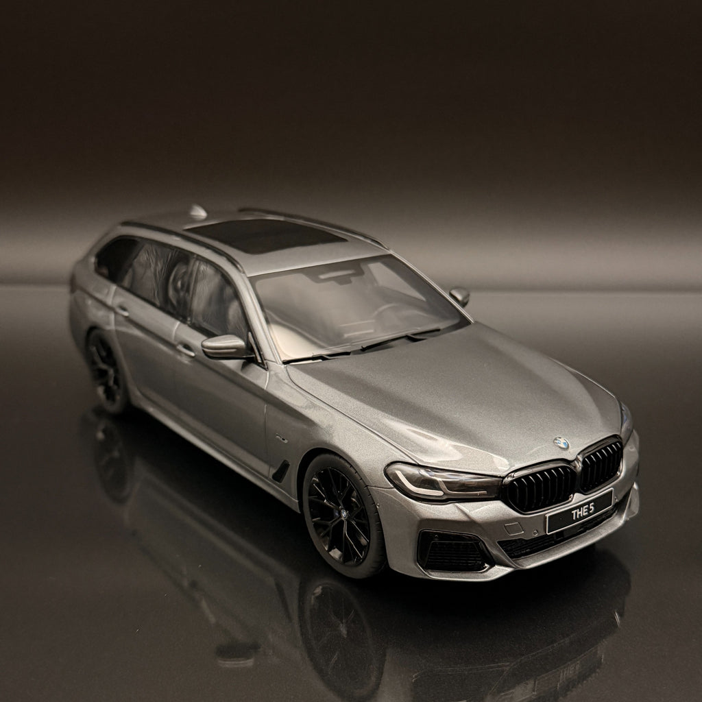 BMW 530e 旅行车 G31 M Sport 1:18 GT Spirit GT485 2023 灰色豪华模型