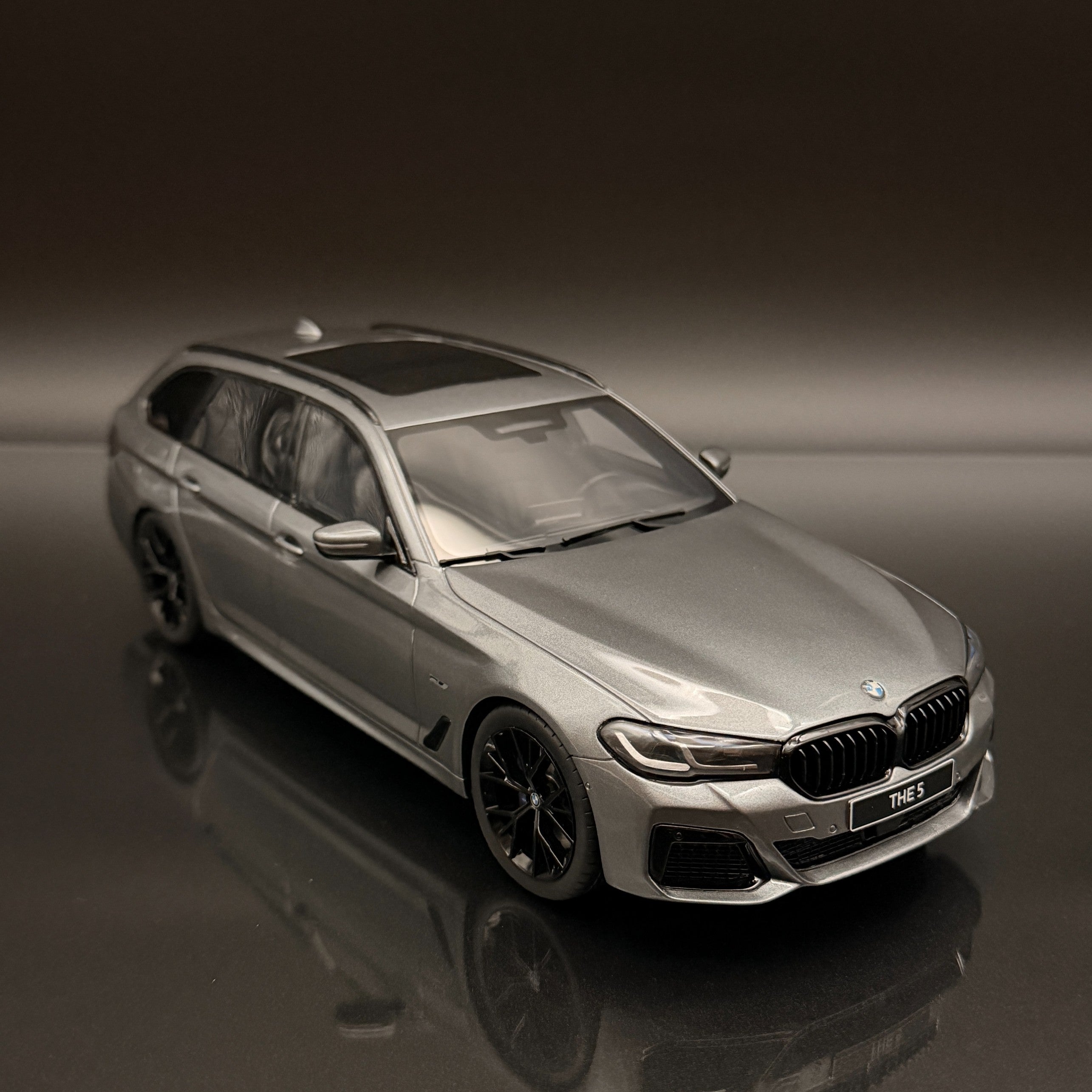 BMW 530e Touring G31 M Sport 1:18 GT Spirit GT485 2023 Grey Luxury Model