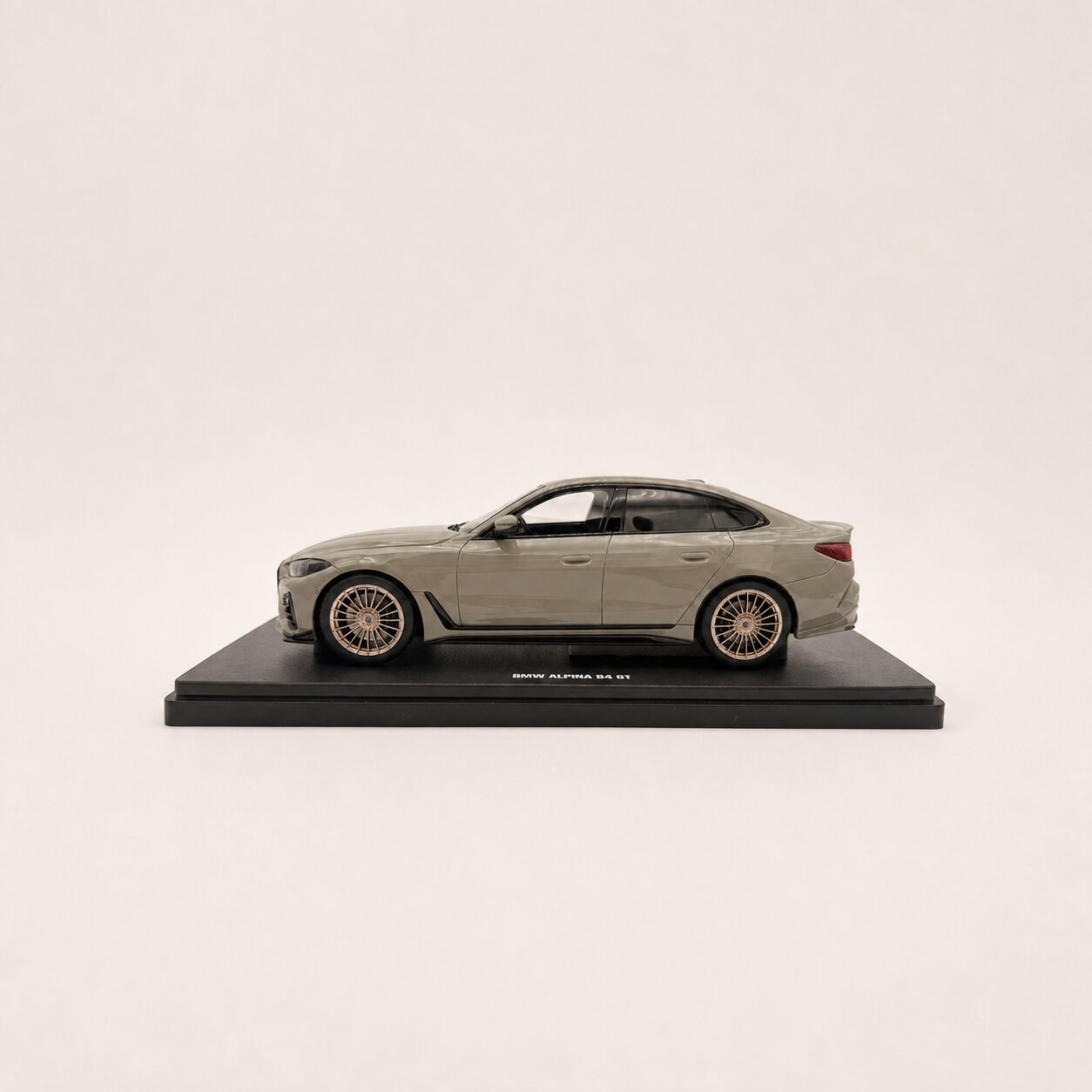 BMW Alpina B4 Gran Coupé (G26) – Gris Fashion Escala 1:18 de GT Spirit