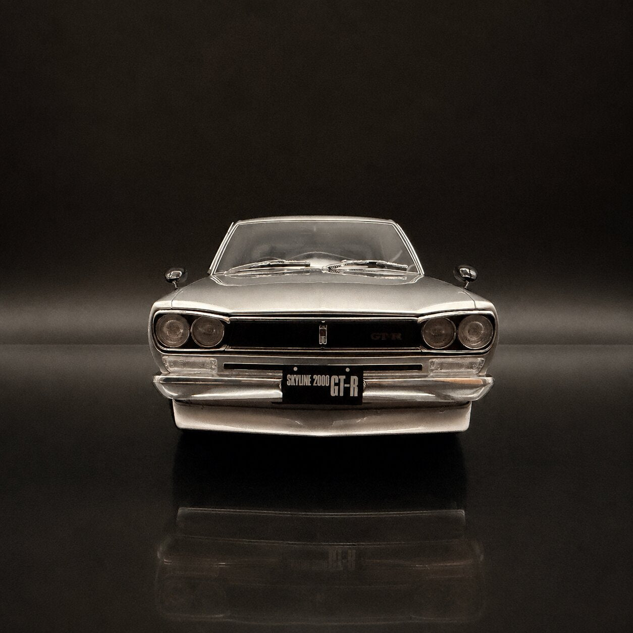 Nissan Skyline 2000 GT-R (KPGC10) 1971 – Plateado Escala 1:12 de OTTOmobile
