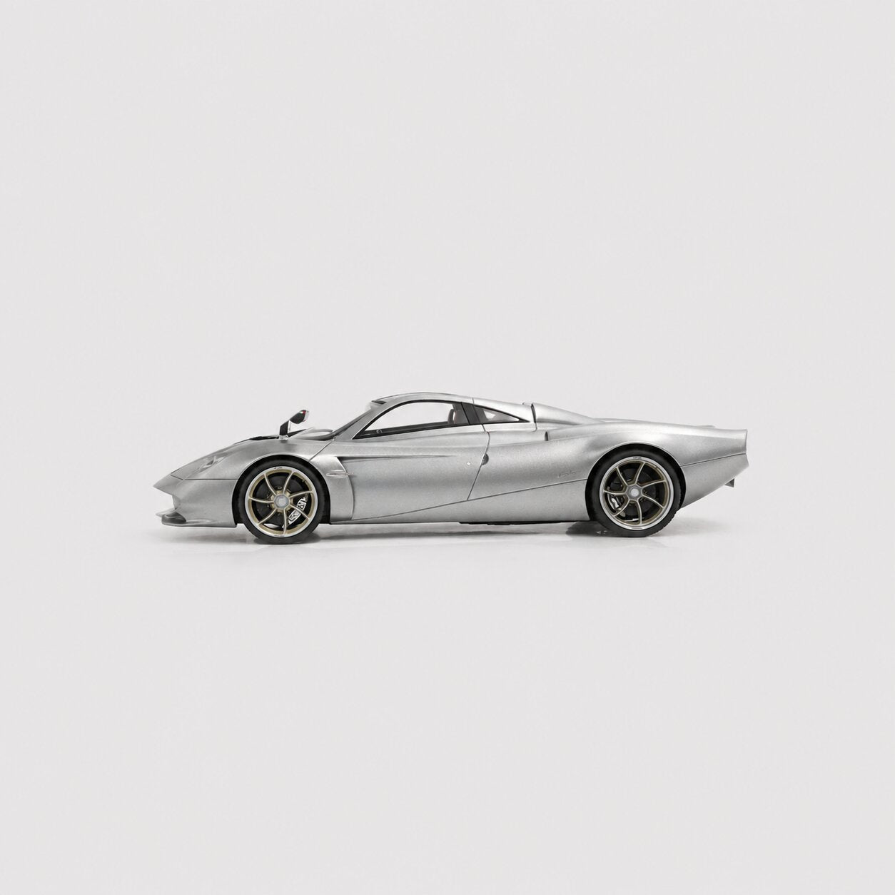 Pagani Huayra Codalunga – Grigio Montecarlo Semi Mate Edición Limitada (100 pzas) con Vitrina Escala 1:18 de BBR Models