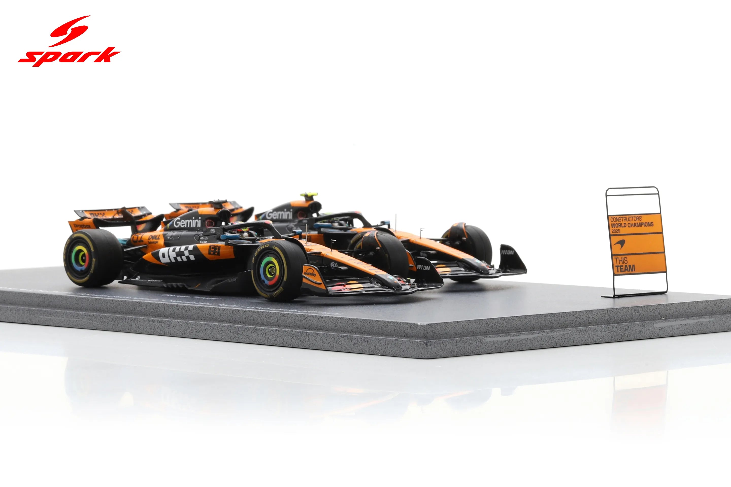 McLaren MCL39 #4 и #81 Формула 1 шампион на конструкторите за 2025 г. – Ландо Норис и Оскар Пиастри