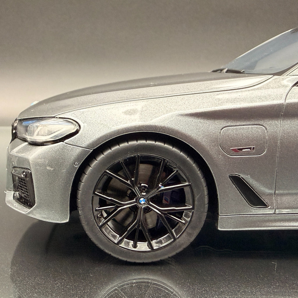BMW 530e 旅行车 G31 M Sport 1:18 GT Spirit GT485 2023 灰色豪华模型
