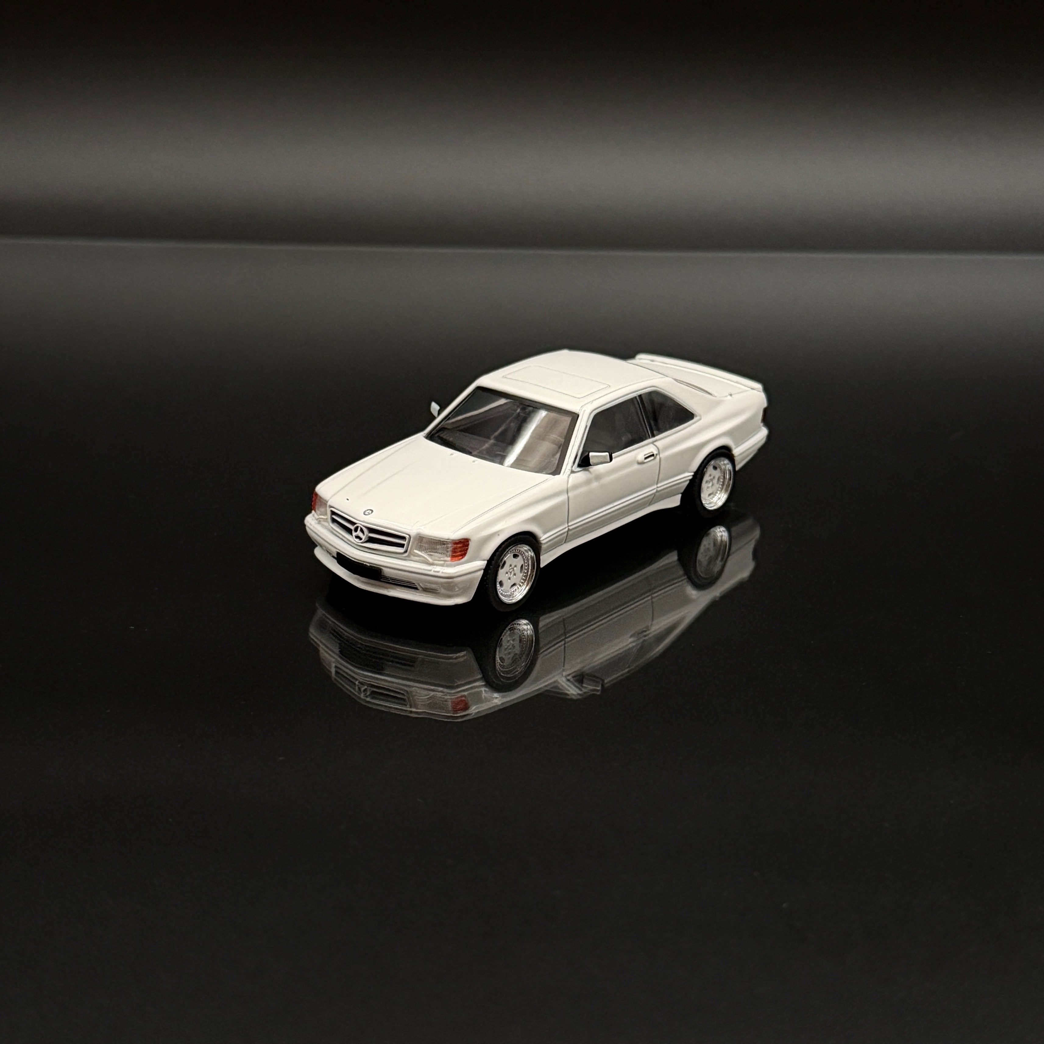 Mercedes-Benz 560 SEC AMG Widebody 1990 Classic White 1:43 Luxury Model Car