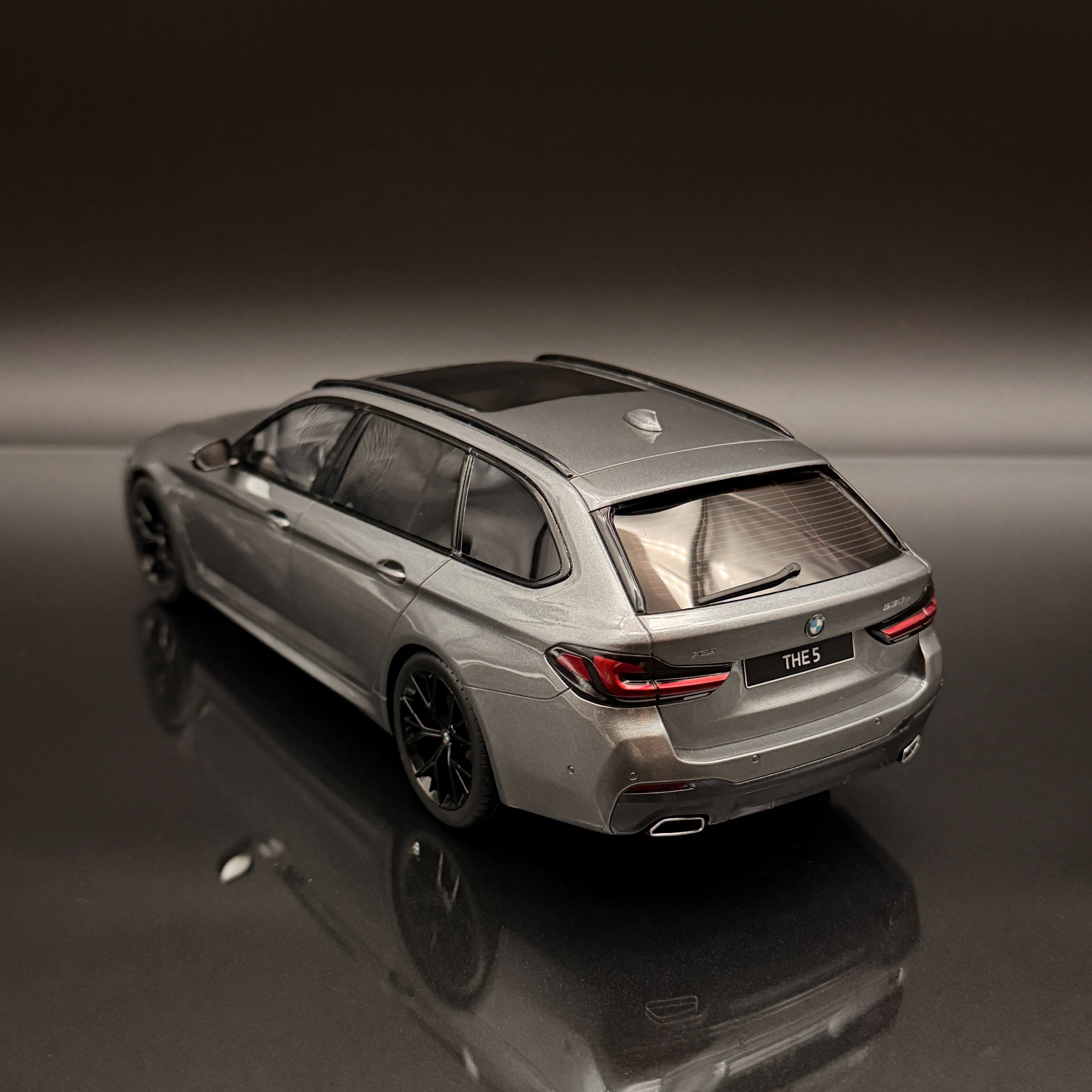 BMW 530e Touring G31 M Sport 1:18 GT Spirit GT485 2023 Grey Luxury Model