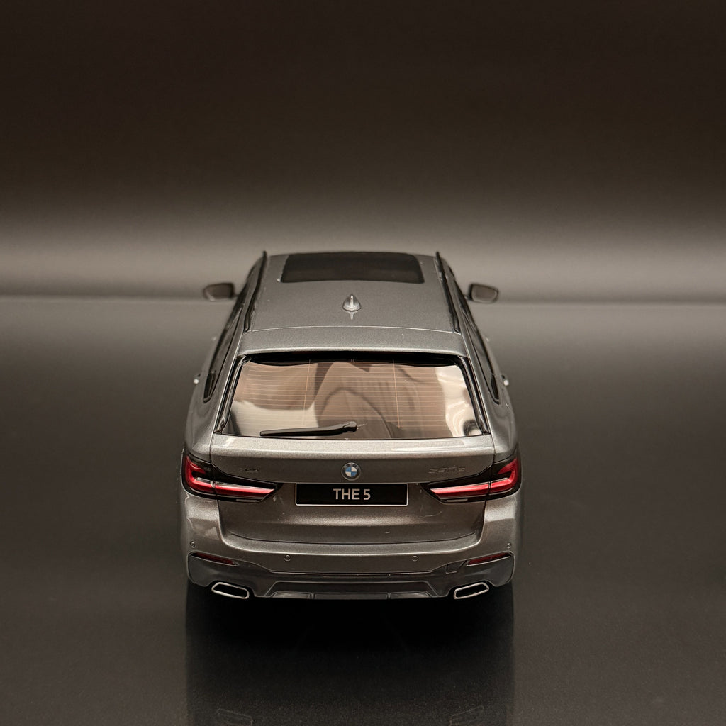 BMW 530e 旅行车 G31 M Sport 1:18 GT Spirit GT485 2023 灰色豪华模型