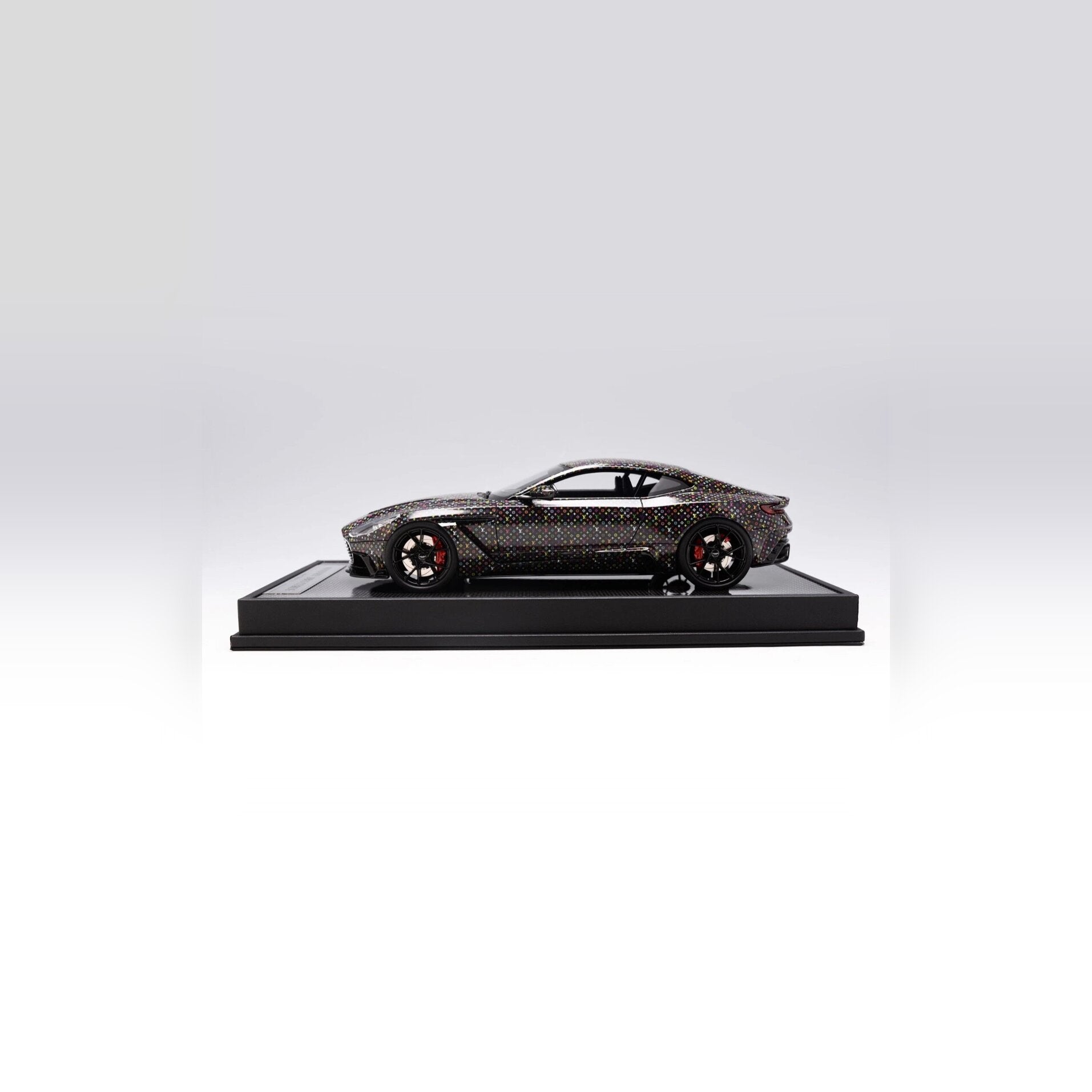 T&P Mansory Aston Martin DB11 Cyrus Black LV Colors Edición Limitada 30/30 1:18
