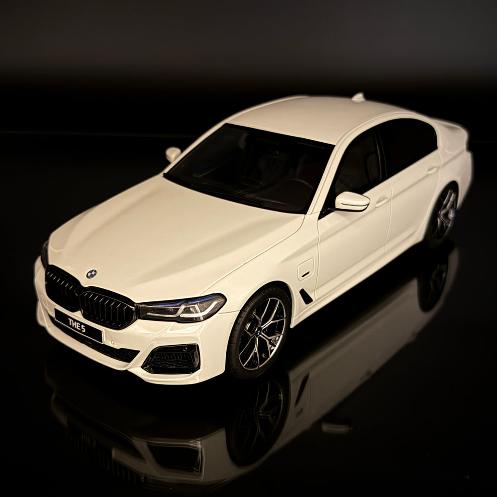 宝马 545e xDrive G30 M Sport 2021 阿尔卑斯白 1:18 GT Spirit 收藏模型