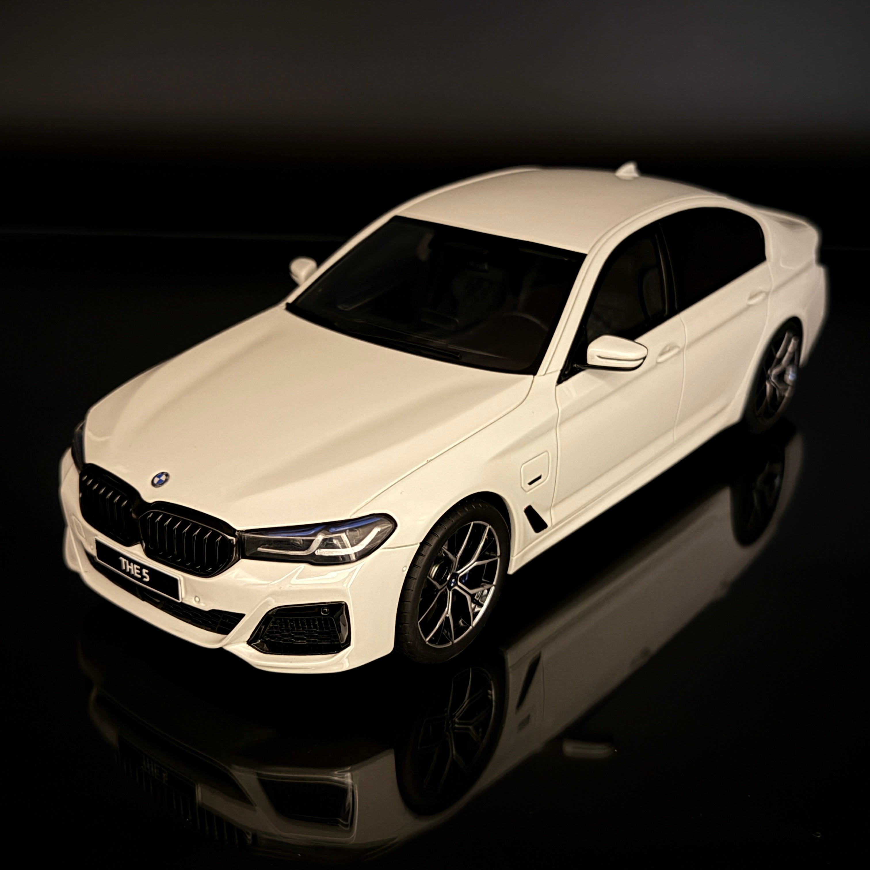 BMW 545e xDrive G30 M Sport 2021 Alpine White 1:18 GT Spirit Collectible Model