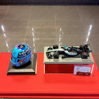 George Russell Mercedes-AMG W17 winnaar van de GP van Australië 2026 1:43 + helm 1:5 set van Spark