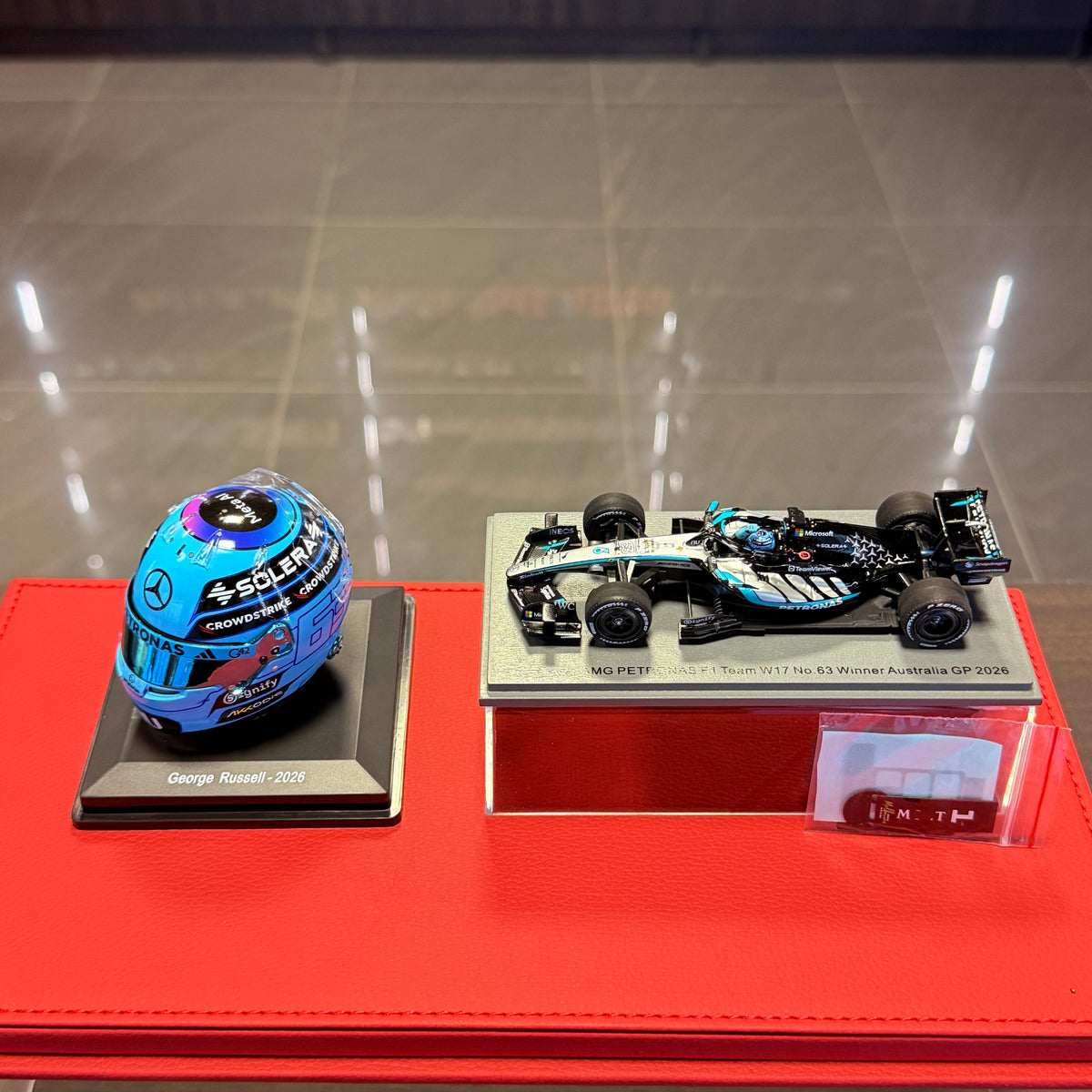 George Russell Mercedes-AMG W17 winnaar van de GP van Australië 2026 1:43 + helm 1:5 set van Spark