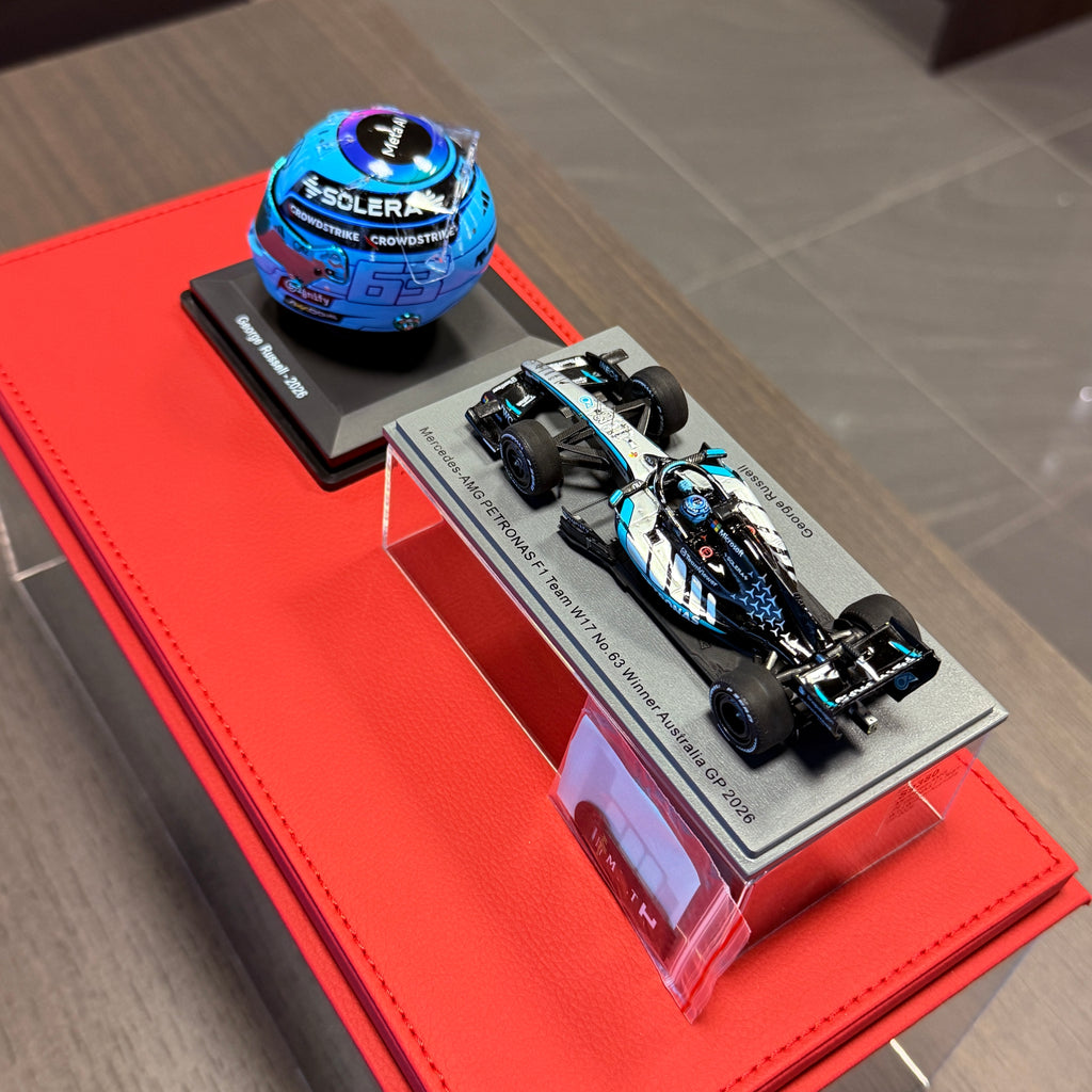 George Russell Mercedes-AMG W17 winnaar van de GP van Australië 2026 1:43 + helm 1:5 set van Spark