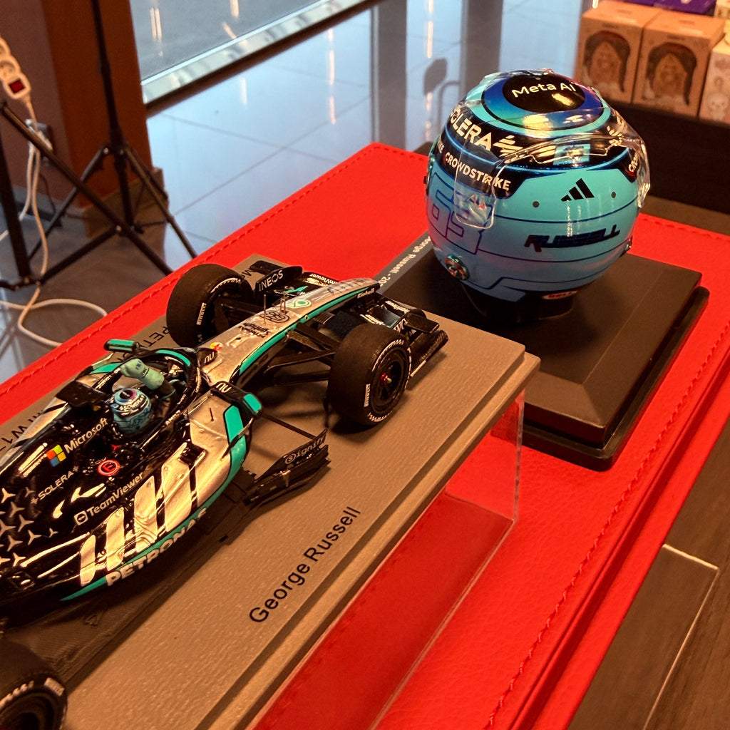 George Russell Mercedes-AMG W17 winnaar van de GP van Australië 2026 1:43 + helm 1:5 set van Spark